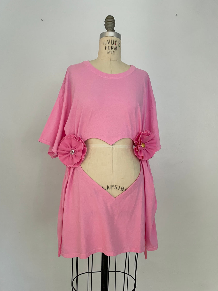 PINK GARMENT DYED DOUBLE HEART CUT OUT T-SHIRT W/ FLOWER TIES