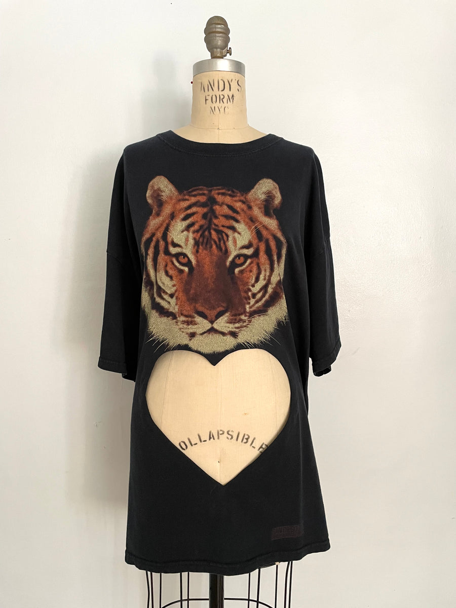 OVERSIZED TIGER BELLY HEART CUT-OUT TEE