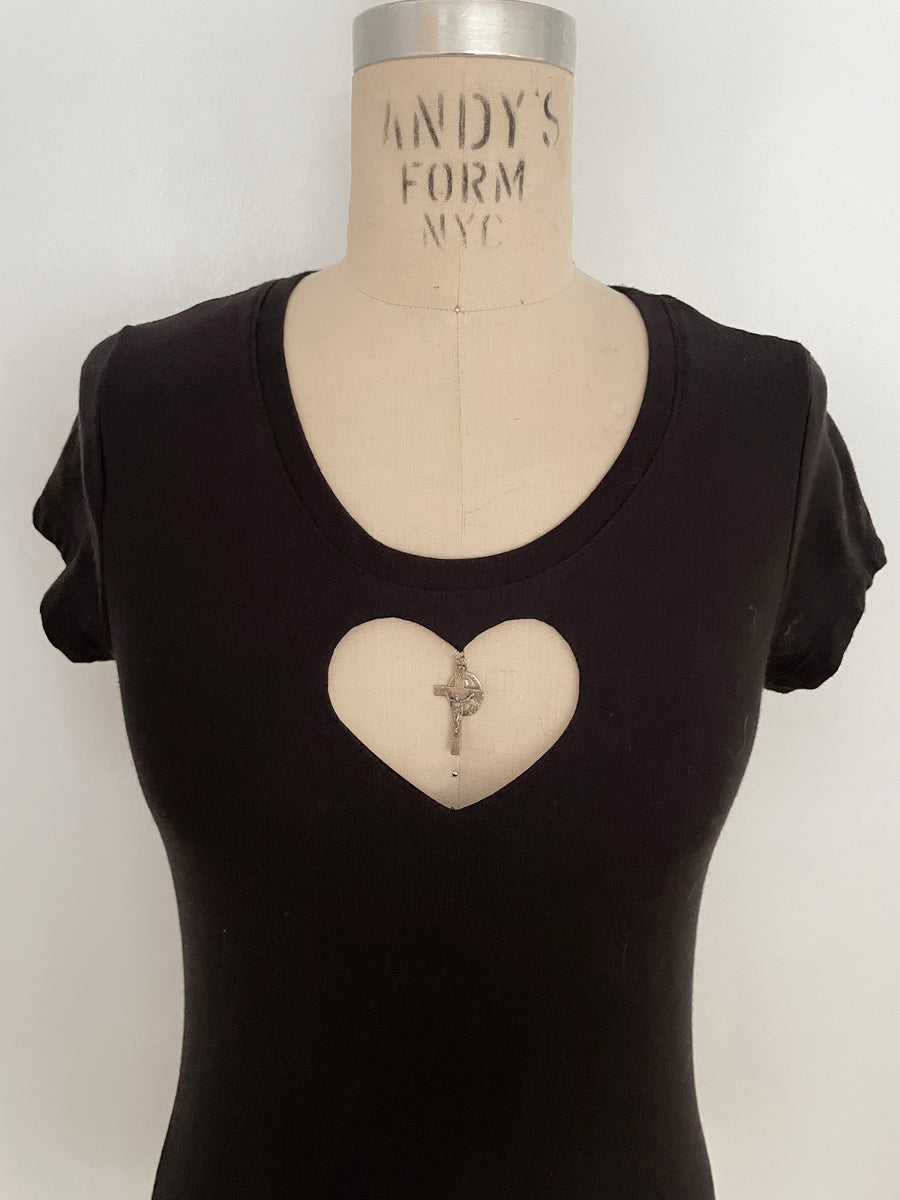 Single heart cut out tee w/ cross charm