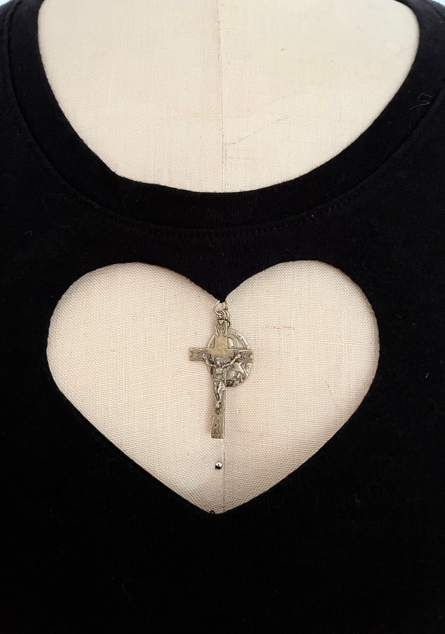 Single heart cut out tee w/ cross charm