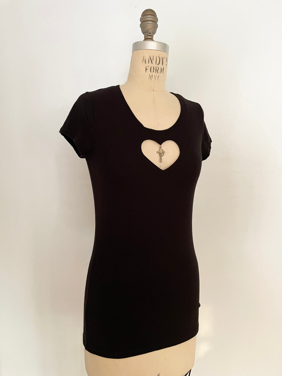 Single heart cut out tee w/ cross charm