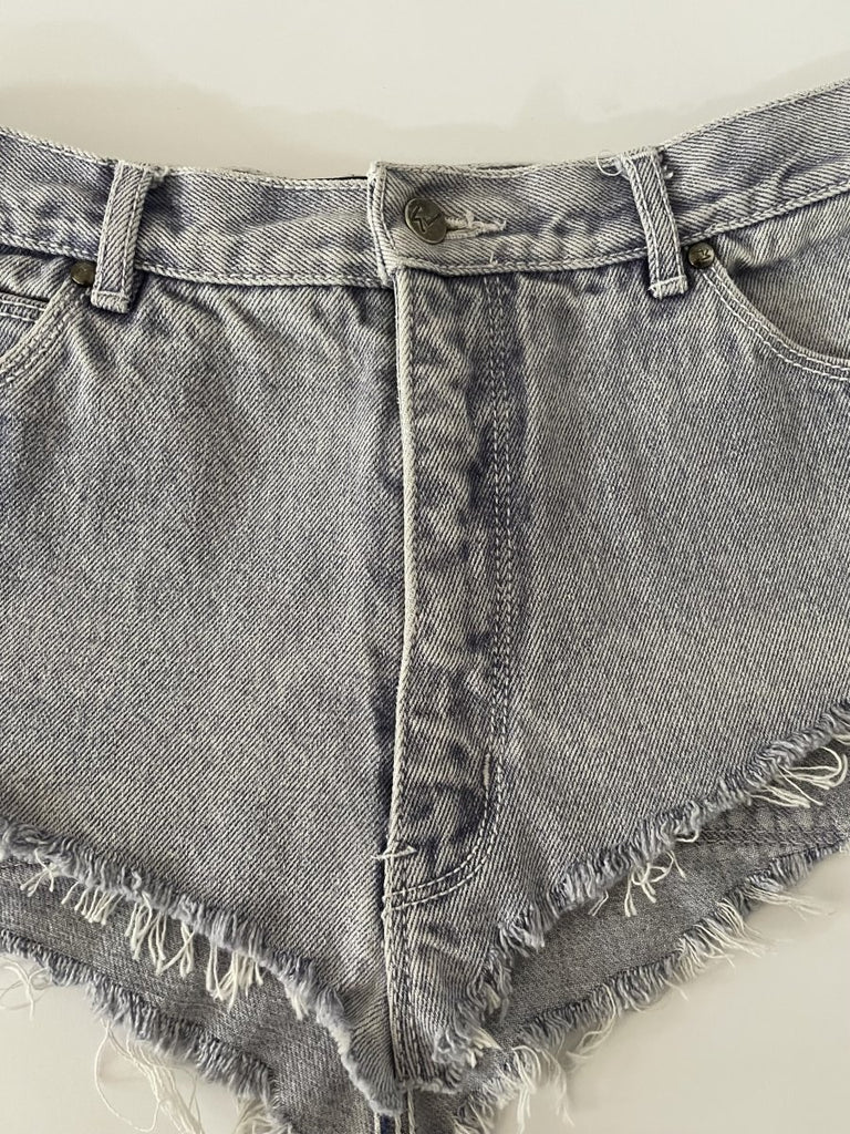 Sustainable one-of-a-kind purple-bluish denim belt by Sarah Aphrodite, handmade from repurposed jeans with triangular cut, zipper closure, back pockets, and frayed edges. Fits 29-inch waist.