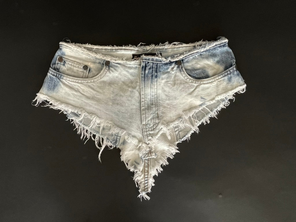 One-of-a-kind bleached denim belt made from recycled jeans with raw edge and hand-altered finish – Sarah Aphrodite size 24/25